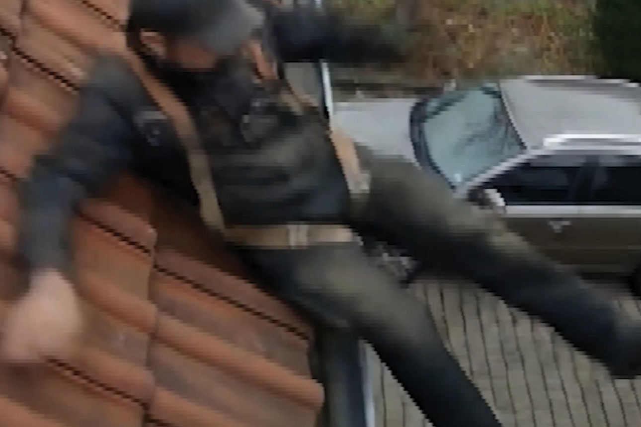 Ein Dachdecker der vom Dach stürtzt. 
