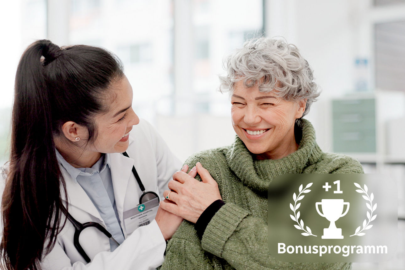 Frau lacht zusammen mit ihrer Ärztin