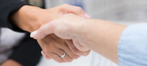 Zwei Menschen geben sich die Hand 