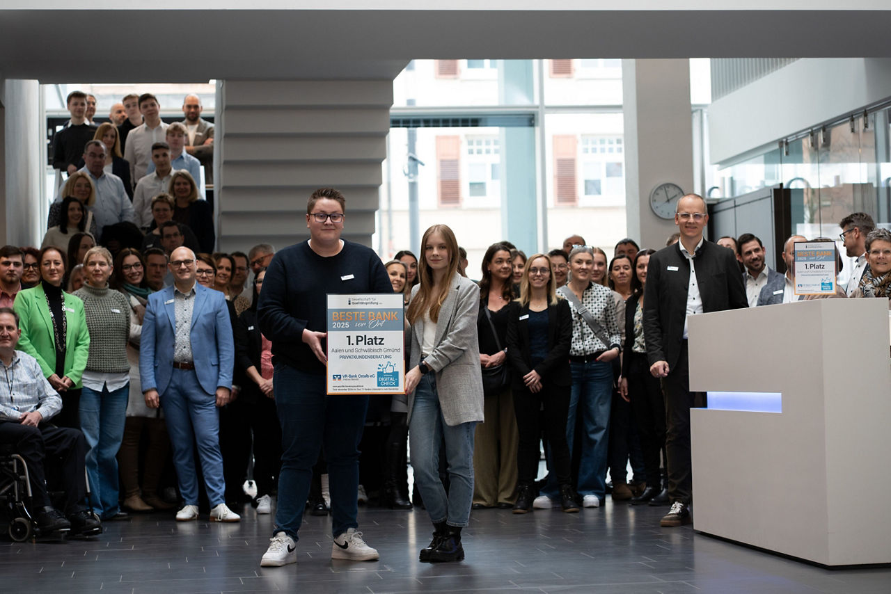 Kolleginnen und Kollegen in der Hauptstelle Aalen mit der Auszeichnung "Beste Bank"