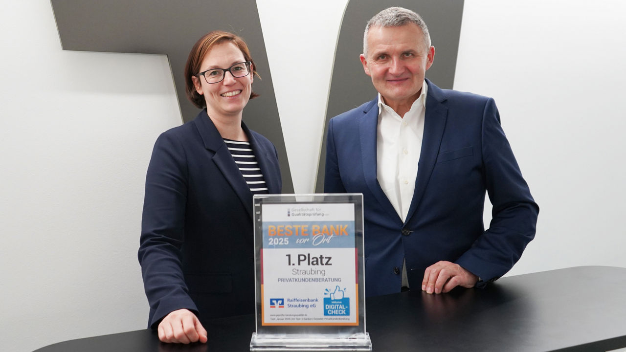 Katrin Wenzl und Rainer Haas mit der Auszeichnung Beste Bank vor Ort
