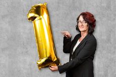 Frau mit einer eins in der Hand