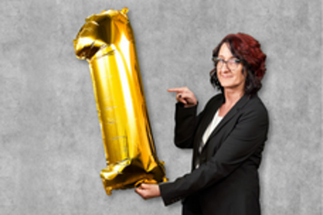 Frau mit einer eins in der Hand