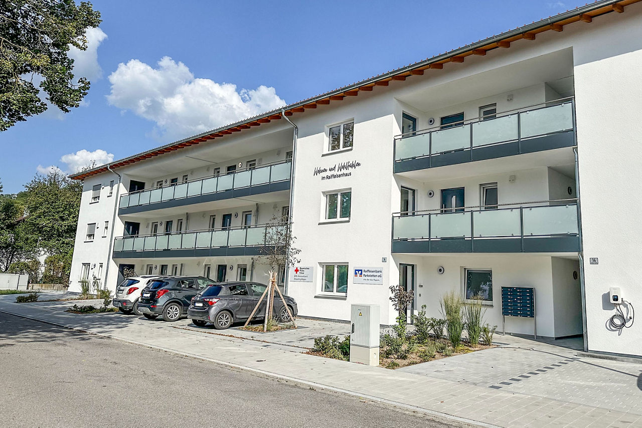 Frontansicht eines zweistöckigen weißen Wohnblocks
