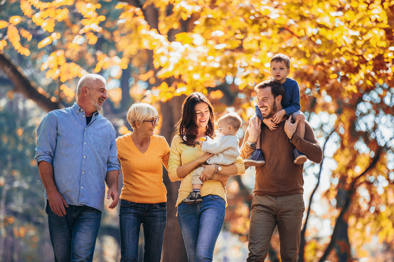 Glückliche Großfamilie bestehend aus drei Generationen