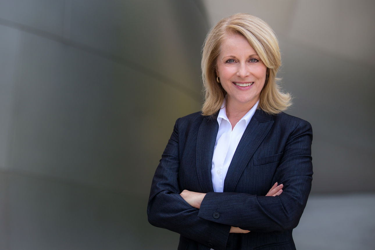 Lächelnde Geschäftsfrau mit verschränkten Armen