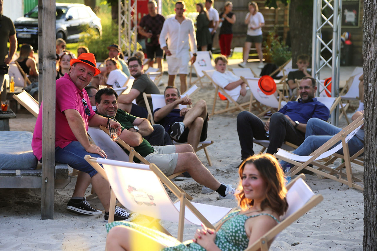 Mann sitzt auf dem Balkon und liest Zeitung