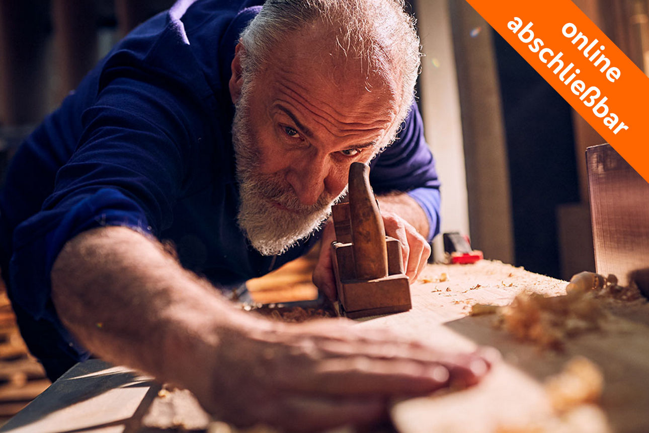 Älterer Handwerker bei der Arbeit in der Holzwerkstatt