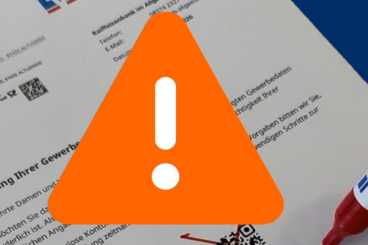 Oranges Ausrufezeichen mit einem Phishingbrief im Hintergrund