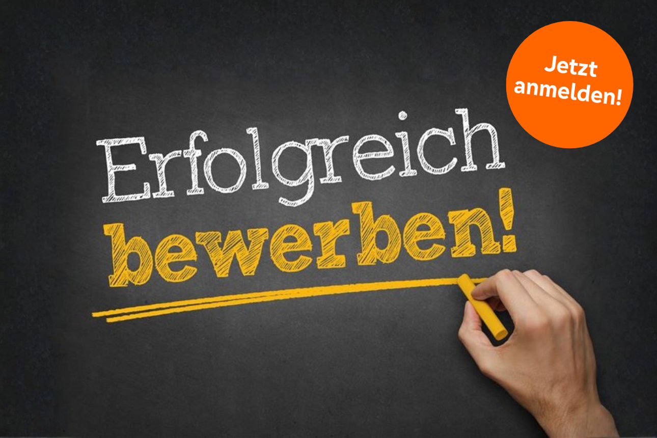 Motiv: Jemand schreibt mit Kredie an eine Tafel Text: "Erfolgreich bewerben! Jetzt anmelden!"