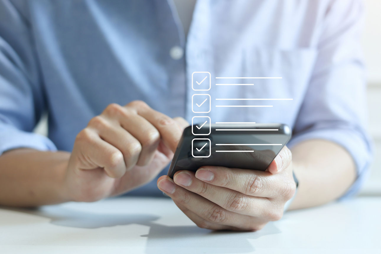 Mann hält Smartphone und tippt