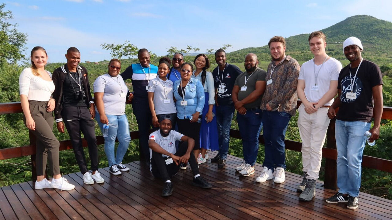 Gruppenfoto von 14 jungen Menschen in eSwatini