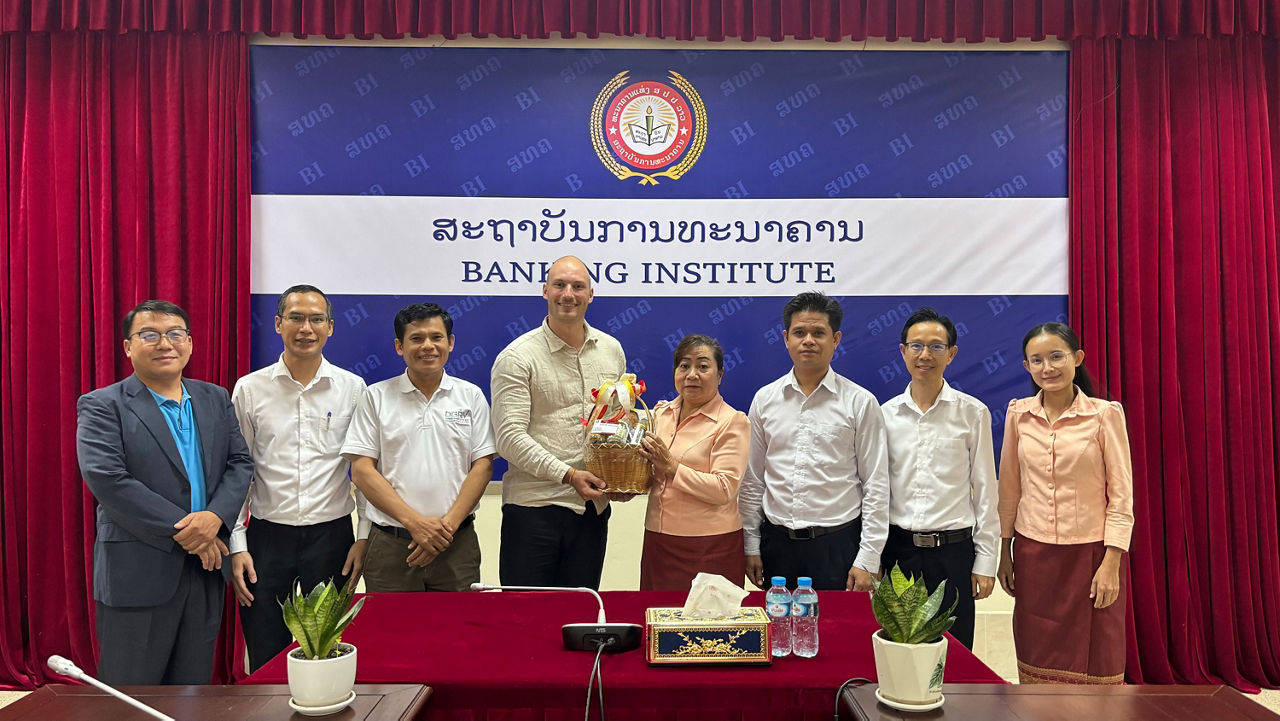 Moritz mit den Mitgliedern eines Banking Institute in Laos.