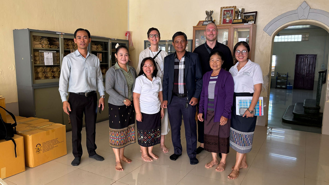 Moritz mit den Mitgliedern einer Kaffeegenossenschaft in Laos.