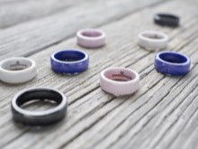 Verschiedene Ringe auf einem Holzboden