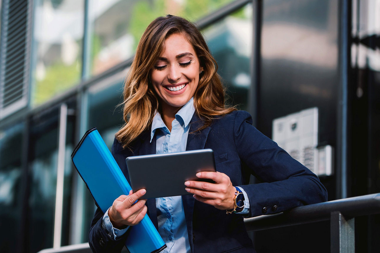 Frau mit Tablet