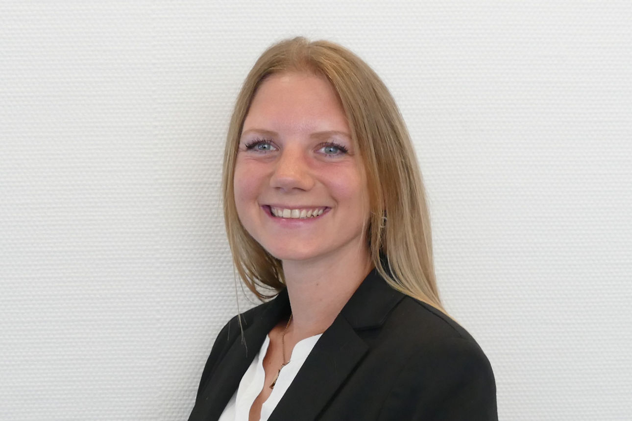 Eine Frau lächelt in die Kamera