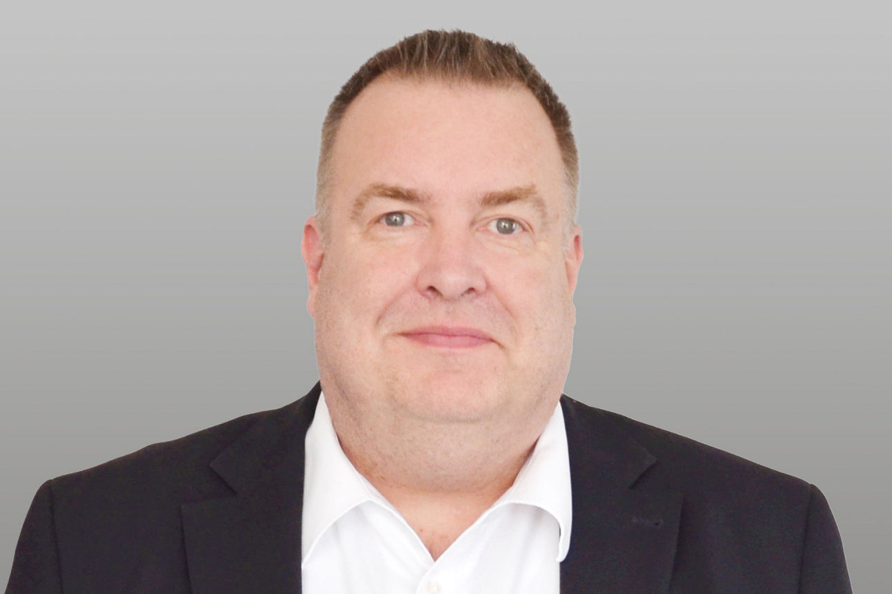 Privatkundenberater Frank Bieber vor grauen Hintergrund