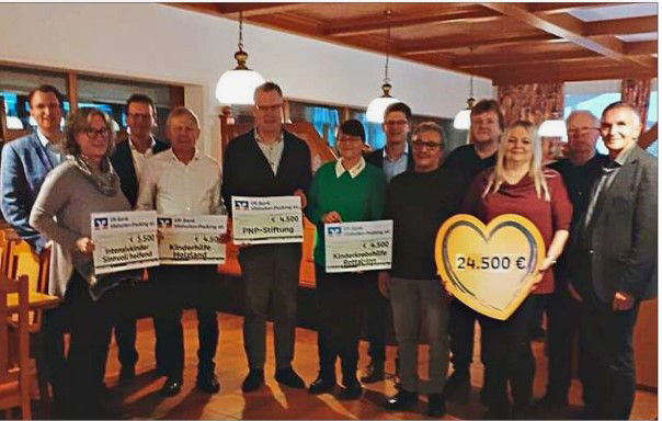 Initiatoren mit den Spendenempfängern auf einem Bild