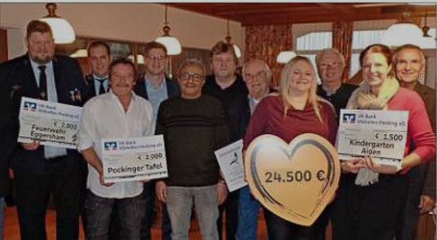 Initiatoren mit den Spendenempfängern auf einem Bild 