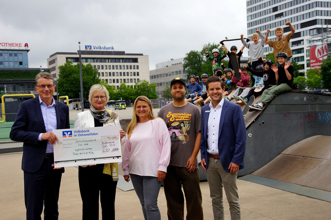 Übergabe Spendenscheck für die sportlichen Ferienspiel im Skatepark Kesselbrink