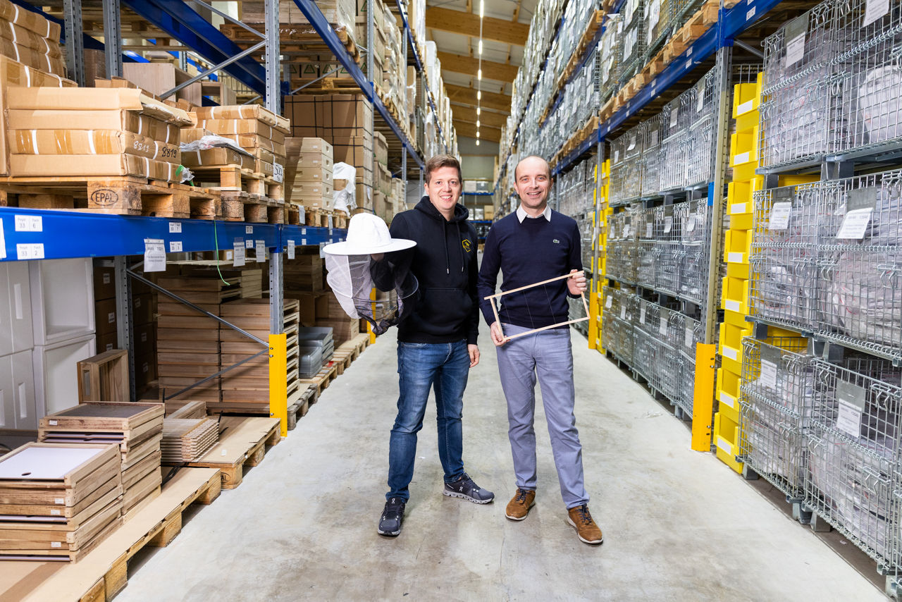 Inhaber Daniel Ruck und Bankberater Marco Müller im Lager von Bienen Ruck mit Imkereibedarf und Ausstattung.