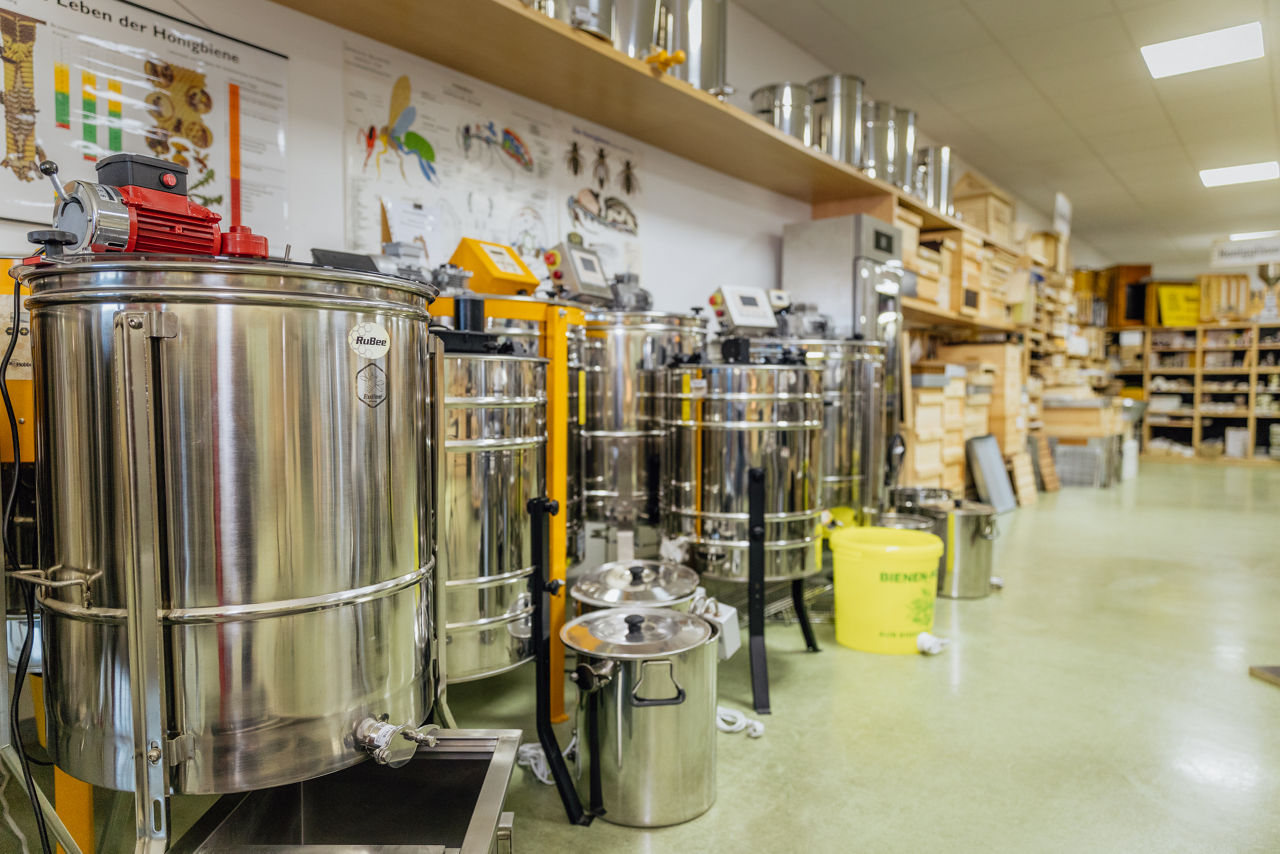 Ausstellungsbereich von Bienen Ruck mit verschiedenen Geräten und Zubehör für die Honigverarbeitung.