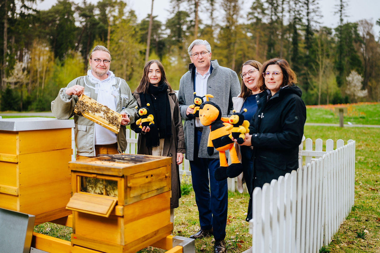 Die VerbundVolksbank OWL eG hat vier Bienenstöcke in der Parkanlage aufgestellt 