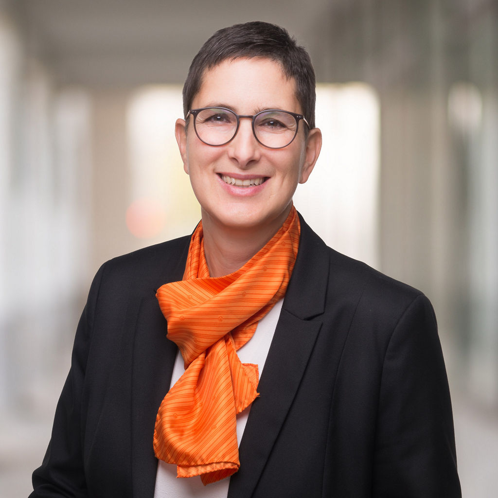 Portrait von Christina Bierbaum vor einem modernen Bürohintergrund