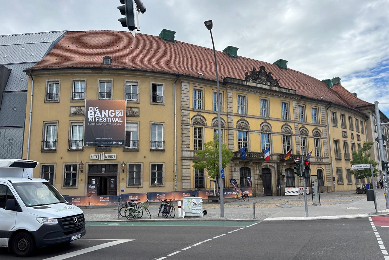 Gebäude "Alte Münze" mit etwas vom Straßenabschnitt in Berlin.