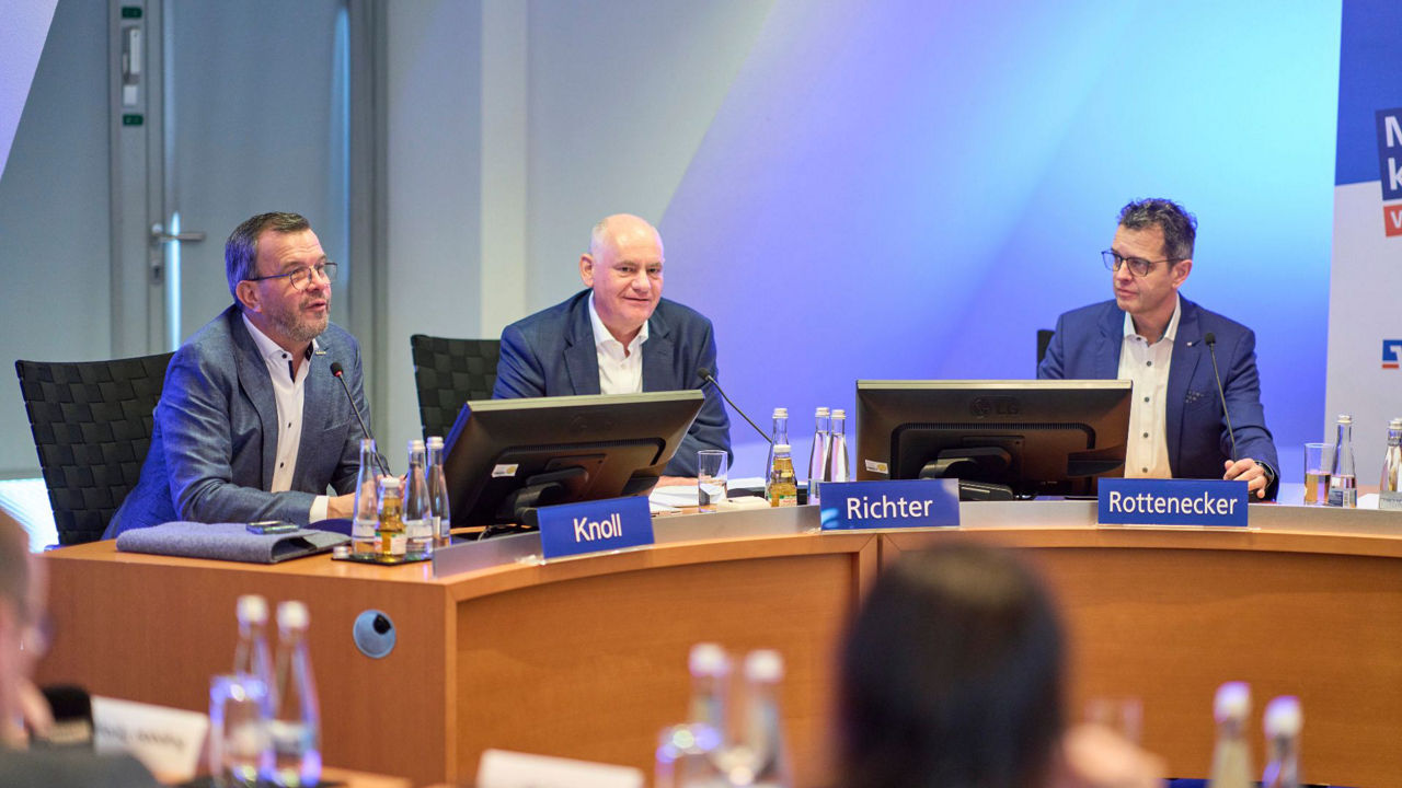 Moderator Markus Knoll, Vorstand Reiner Richter und Vorstandsvorsitzender Peter Rottenecker.
