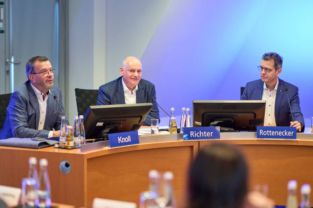 Moderator Markus Knoll, Vorstand Reiner Richter und Vorstandsvorsitzender Peter Rottenecker.