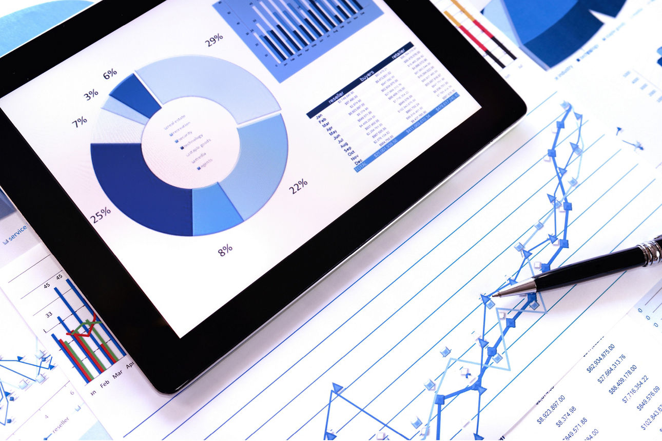 Bilanz 2024 - Tablet mit Grafiken und Tabellen sowie Charts als Sinnbild für die Bilanz