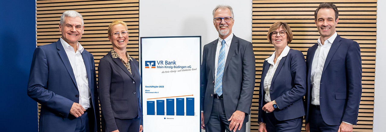 Das Bild zeigt die Bilanzmitteilung 2023 der VR Bank. Auf einem Aufsteller ist eine Grafik zu sehen, die die finanzielle Entwicklung des Unternehmens präsentiert