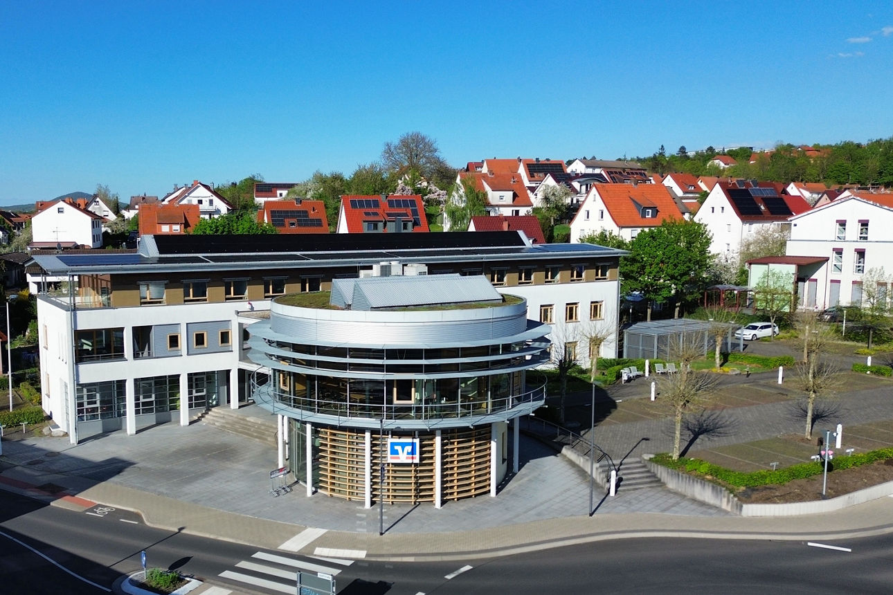 VR-Bank Gebäude in Hünfeld Mackenzeller Straße umgeben von mehreren Wohnhäusern