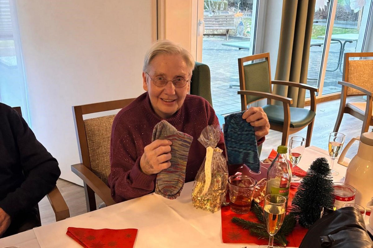 Dame aus dem Heim mit Ihren Wunschsocken in der Hand