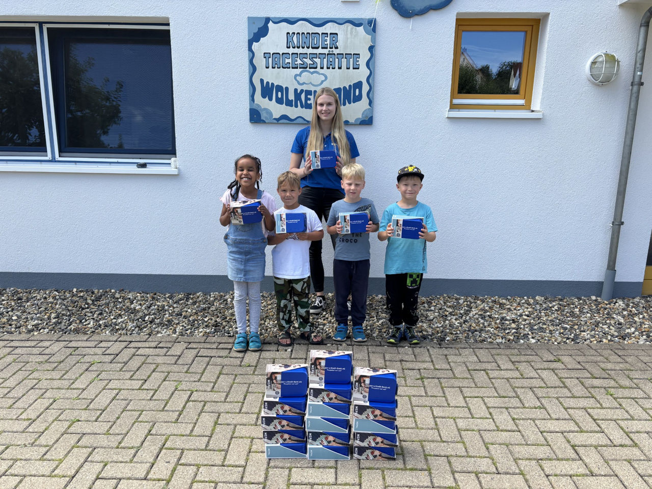 Kinder mit Brotdosen. 