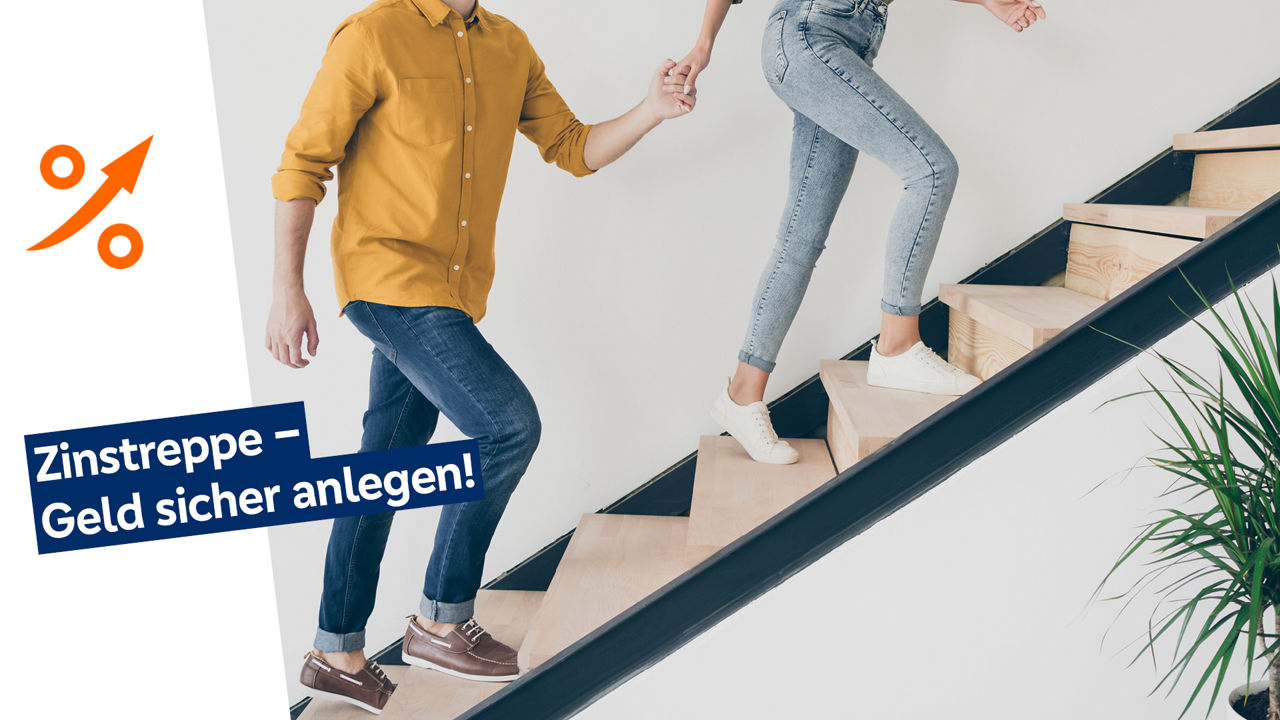 Ein Mann und eine Frau gehen eine Treppe hoch