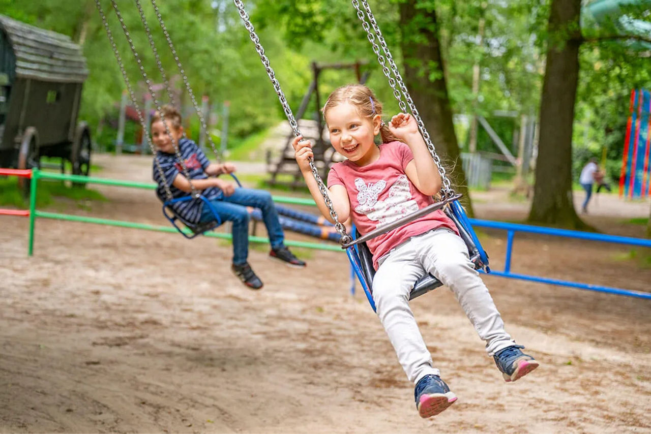 Kind im Schaukel-Karussel