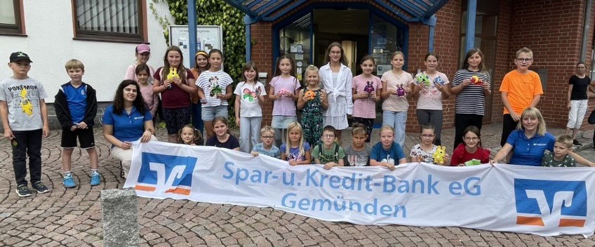 Kinder vor einem Gebäude.