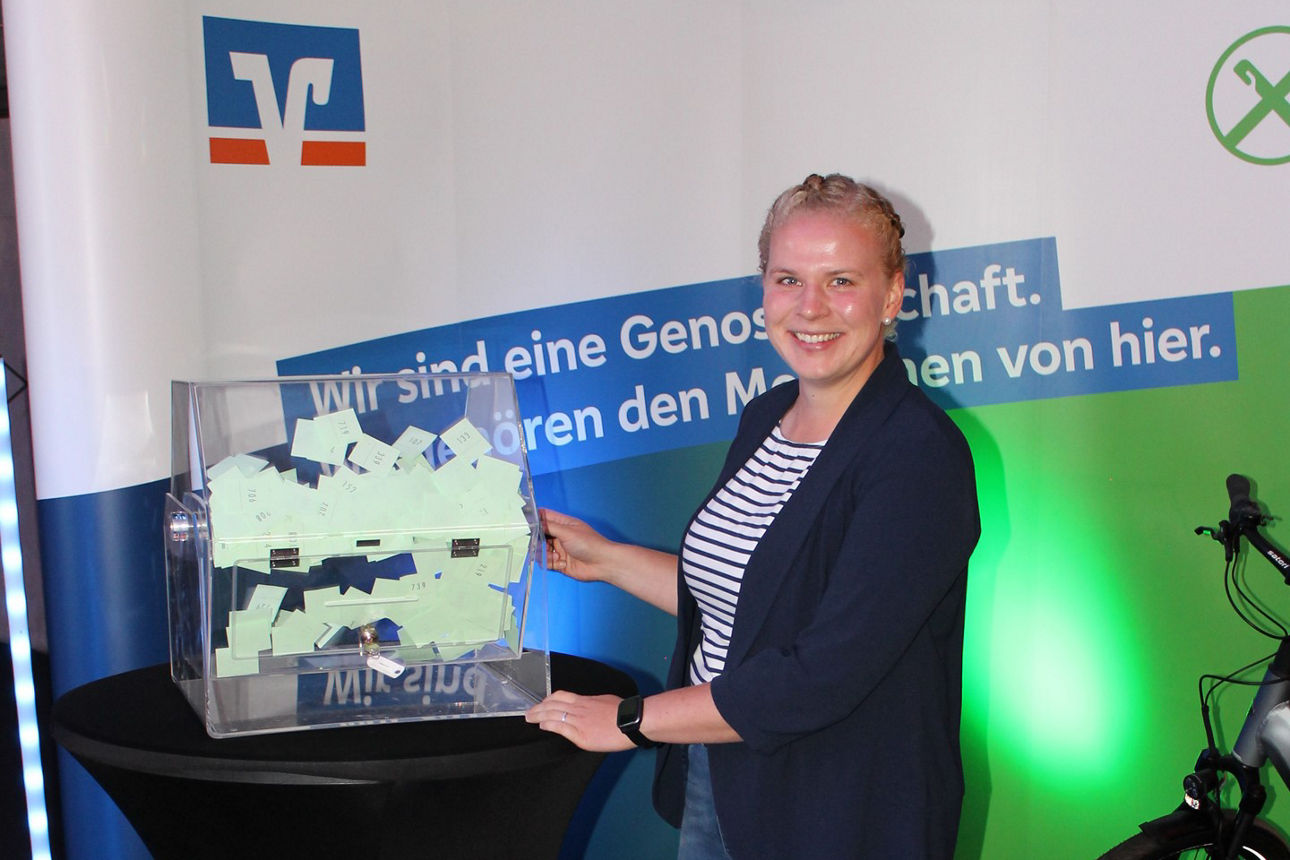 Eine Frau steht vor einem Tisch und verkörpert in ihrer Haltung und ihrem Ausdruck Professionalität und Konzentration.