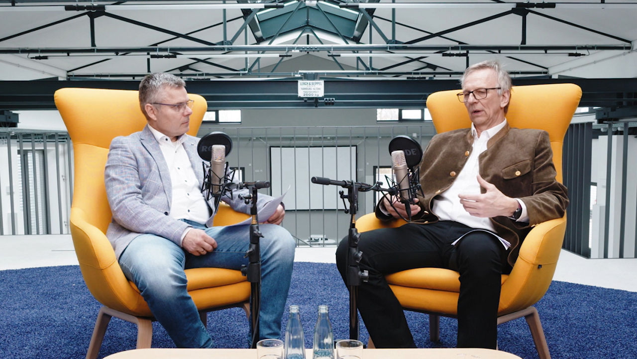 Zwei Personen reden in einem Podcast miteinander