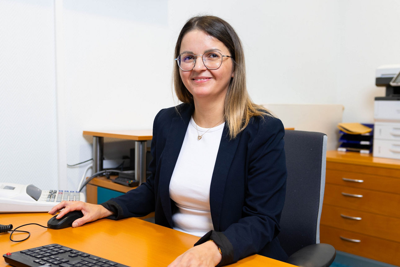 Auszubildende beim Videodreh vor einer Leinwand