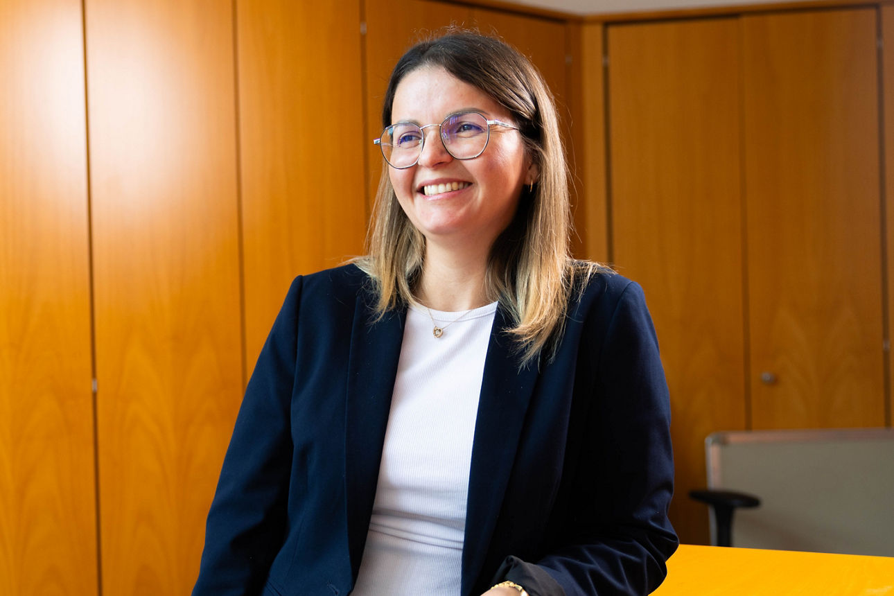 Ein Mädchen vor einer orangefarbenen Leinwand