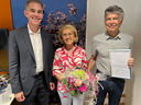 Eheleute Ruth und Kurt Büg (re) mit Vorstandssprecher Stefan Hell bei der Übergabe der Gründungsurkunde.