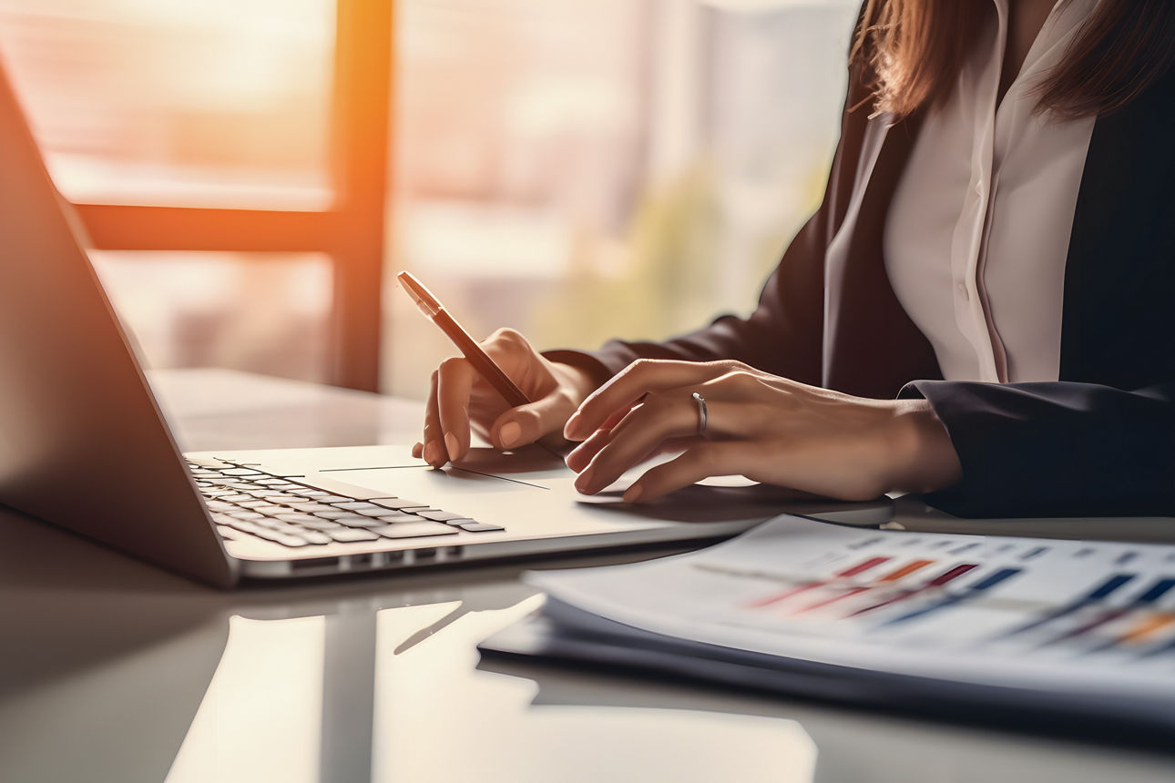 Person arbeitet am Laptop