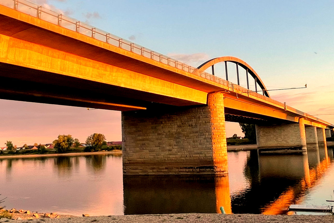Donaubrücke Deggendorf bei Sonnenuntergang