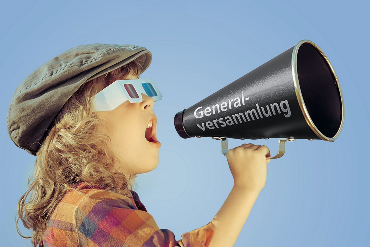 Junge mit Megaphone und Kappe vor blauem Hintergrund