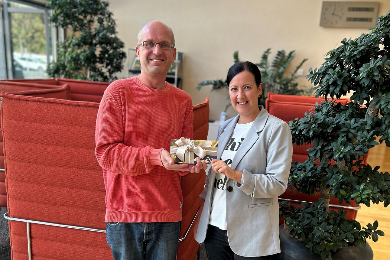 Gewinnübergabe - Kunde Marc Brodbeck und Mitarbeiterin Gabriele Maier