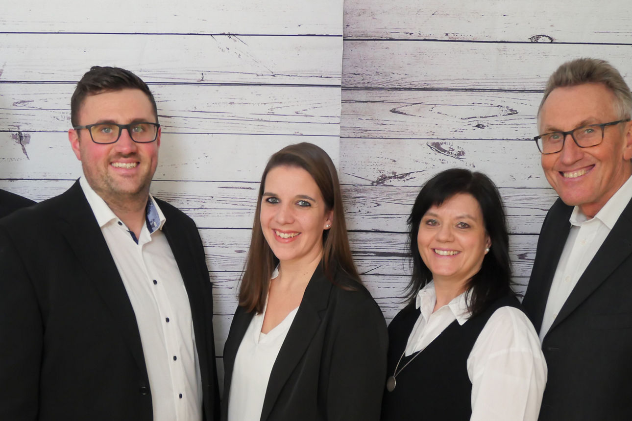 Zwei kleine Mädchen sitzen in einem Anhänger